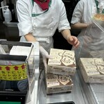 焼きたてチーズケーキ りくろーおじさんの店 - 箱に入れます