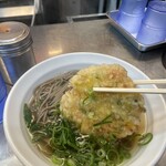 立喰うどん・そば　大和庵 - ぶ厚いかき揚げ