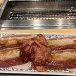 焼肉食堂まんぷく - ノーマルカルビと上カルビでは雲泥の差だが、米が美味いのでガツガツ食える。