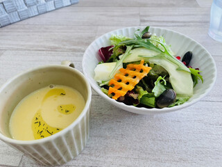 パオム - ランチセットのスープとサラダ