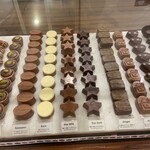 BeBeBe chocolatier - ショーケースにショコラがいっぱい