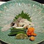 一椿 和店 - 「とらふぐコース」（４０９５円、冬季限定）のふく刺。