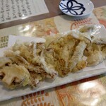 自家製粉 十割そばじろう - 左から、壬生しいたけ、茶えのき茸、キクラゲ、京丹波しめじ、霜降りヒラタケ。
      前回と同じバリエーションかと思いきや新参者が2品！
      そして、米油で揚げられているのもポイント高い！揚げ方も秀逸で大変美味♪