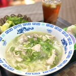 GIA DINH - ・セットA 990円/税込
(生春巻き1本、鶏肉フォー、烏龍茶)