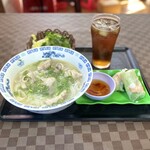 GIA DINH - ・セットA 990円/税込
(生春巻き1本、鶏肉フォー、烏龍茶)