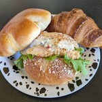 Sprout bread & cafe - クリームパン220円左側、エビフライ甘辛タルプチサンド390円真ん中、クロワッサン290円右側