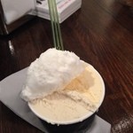 ジェラテリア アクオリーナ - 青レモン 黒糖 ヴァニリィアタヒチ（590円）