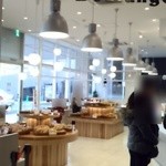 ブゥランジェリィ・アペ - お店の外観と店内の様子です