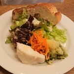 代官町バール - サラダとパン