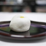 御菓子司 聚洸 - 「椿」羽二重製、漉し餡