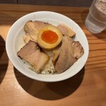 オランダ軒 - チャーシューと味玉をライスに乗せて即席チャーシュー丼に♪