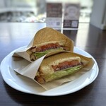 Cafe d' Erte - ホットサンドは半分にカットされ、それぞれ袋に入っているので手が汚れず食べやすいですね。