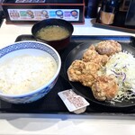 吉野家 - からあげ定食に味噌汁とサラダが付いています。