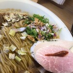 めん処 きよ洲 - 水菜、紫玉ねぎのみじん切り、フライドエシャロットが美味しい！