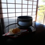 Cafe raku - こんな感じで外を望めます。