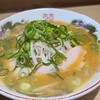 Ichinokuchi Juunokuchi - ①中華そば
                トッピングは薄切り叉焼【3枚】、もやし、刻み青葱
                スープは豚骨と鶏ガラ、そして大量の野菜を煮込んだものに醤油ベースのタレを加えてあります
                少しエッジが立っておりややシャープな印象