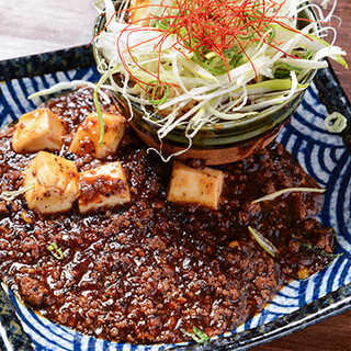 除了餃子以外，其他都很精緻！人氣“小胸麻婆豆腐”和“Basashi Yukhoe”