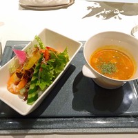 イタリア料理 ルッチコーレ - エビのサラダ仕立てとミネストローネスープ