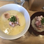らーめんMAIKAGURA - 白トリュフオイル香る鶏白湯とローストポーク丼の全容