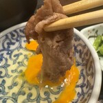 テング酒場 - 牛肉を卵にくぐらす