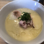 らーめんMAIKAGURA - 白トリュフオイル香る鶏白湯のアップ