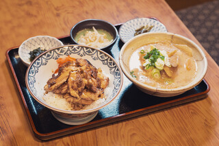Sumibiyaki Tori Omoya - 鳥丼＋ミニ豚汁セット（ランチ限定）
