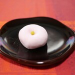 御菓子司 塩芳軒 - 「菊日和」羽二重、白餡