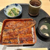 うなぎの中庄 虎ノ門ヒルズ店 - うな重　関西焼きのうなぎは、外側が適度にパリパリ・サクサク、中はジューシーで超好みの仕上がり　タレは辛めで味が一番濃い尻尾も上手く焼かれていて旨かった