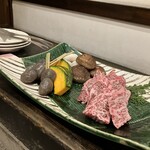 Yumoto Sugishima - 飛騨牛や板取郷土料理の里芋もちなどを炉端で焼いていただきます。