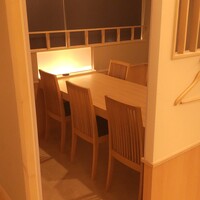 鮨たけひろ - 半個室は6名までお座りできます