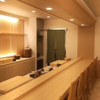 鮨たけひろ - カウンター席は10席あります