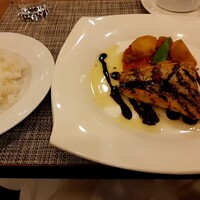 ザ・ループ(ホテルアゴーラリージェンシー大阪堺) - ライスと白身魚のポアレ　お皿もしっかり暖められていて◎