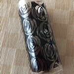 dekadansudoュshokora - バラ模様の筒状パッケージ