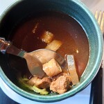 じぇいあん - ◯味噌汁

大根、人参、牛蒡、鶏肉の具材

ゴボウっていい汁に良い味わいが出てくるよねえ

野菜やお肉の旨味がシッカリと出ていて
まるで豚汁の鶏肉バージョンの様な味わいで美味しい