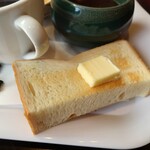 じぇいあん - ◯トースト
トーストの上には一欠片のバターが載せられていた
パンが焼かれてから時間経過してるのか
なかなかバターが溶けない