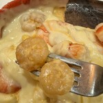 シカゴピザ＆スフレオムレツ Meat&Cheese ARK2nd 新宿店 - 中にも海老が、、