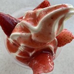 ミニストップ - ソフトクリームの上にストロベリーソース⟡.·*.フローズンいちごが 底と上に たっぷり♡♡