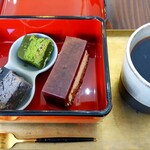 Kotobuki - 羊羹フロマージュ プレーン 360円、試食サービスの「黒ゴマ」と「抹茶」、ブレンド 380円