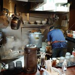 麺屋 悠 - サービスライスを茶碗に入れる山内店主