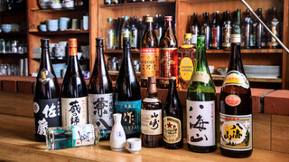 Teppan Izakaya Teppou - 日本酒から焼酎、ウイスキーまで多彩な種類が一堂に揃う昭和居酒屋