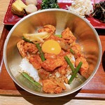 KOREAN 水刺間 - 黄身のせ辛チキン丼　辛過ぎず食べやすい