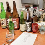 Libertemps - カウンター席、奥に酒燗器があります