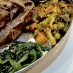 インド・ネパール料理店 The Mountain HUB - 野菜炒めとサグ