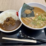 Shisui Pakingu Eria Kudari Sen Sunakku Kona - 粉かつお味噌ラーメンとミニカレー