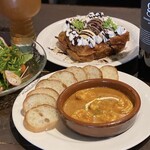 FOODS&BAR GUSH - ・海老のカタラン風（手前）・特製デニッシュのハニートースト（奥）