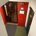 San Choumeno Kareyasan - 階段下の赤い扉の入口