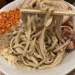 ラーメン 鷹の目 - 混ぜる前に麺を持ち上げ