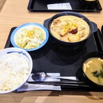 Matsuya - シュクメルリ鍋定食　930円
                      配膳と共に、にんにくの香りが漂い、食欲をそそります。
                      固形燃料で加熱しているので、
                      アロマキャンドルの如く香りが続きます。