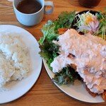 カフェ&キッチン マナビ - 料理写真:名物・チキン南蛮ランチ￥1,580。驚愕の爆量((ﾟ□ﾟ;))