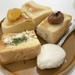 THE-O COFFEE&BREAD - 4種のおやつぱん(¥500) - トッピングはマーマレード・栗or芋(日替わり=今回は栗)・クリームチーズ・プレーンの4種です。食パンはふわっとしていて甘口なのでプレーンでも美味しいです
